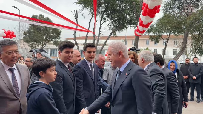 İstanbul’da Karne Heyecanı: Vali Gül’den “Depreme Dayanıksız Okul Kalmadı” Açıklaması