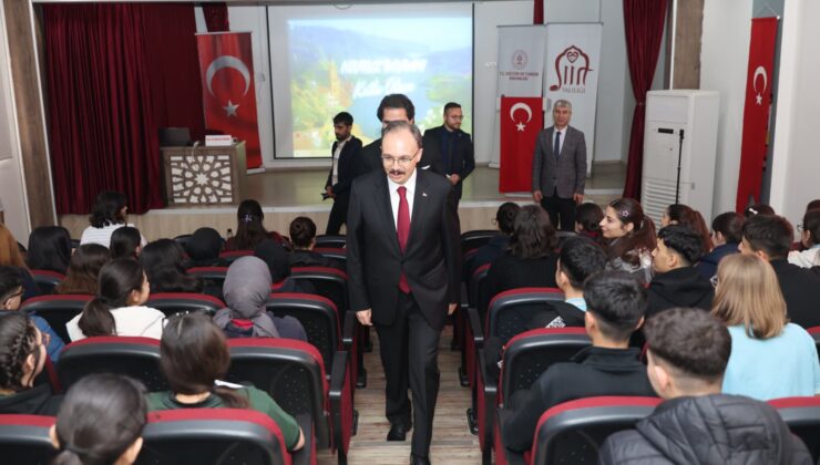Siirt’te Nevruz Coşkusu: Vali Kemal Kızılkaya Konferansa Katıldı