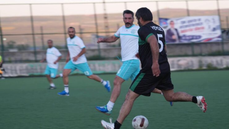 Kars’ta Veteranlar Ligi Başladı! 40 Yaş Üstü Futbolcular Yeşil Sahalara Döndü